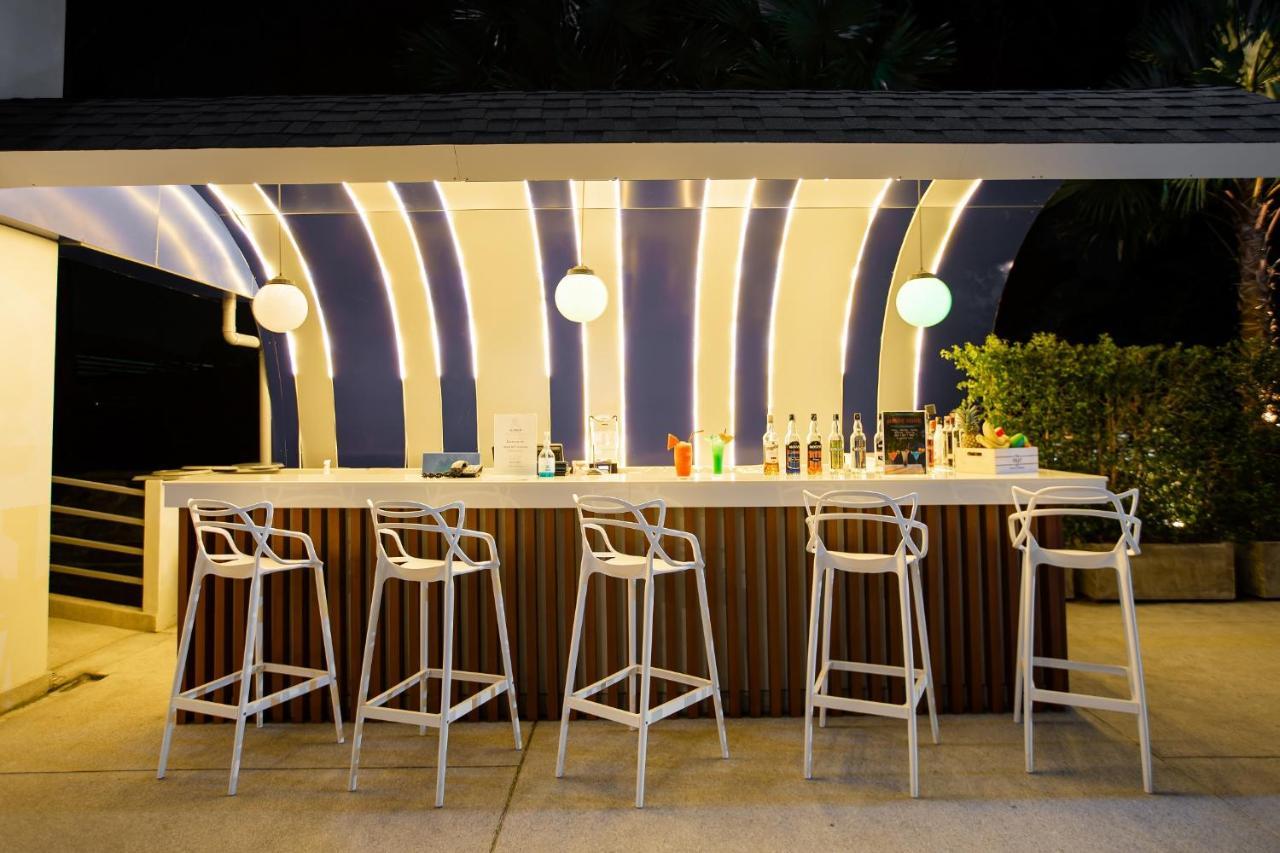 Seabed Grand Hotel Phuket - Sha Extra Plus Екстер'єр фото The bar at the pool