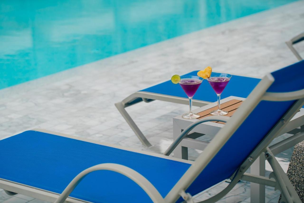 Seabed Grand Hotel Phuket - Sha Extra Plus Екстер'єр фото A poolside table