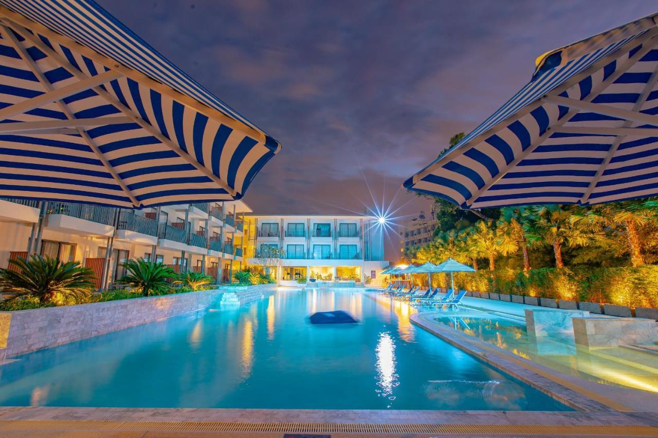 Seabed Grand Hotel Phuket - Sha Extra Plus Екстер'єр фото The swimming pool at the hotel