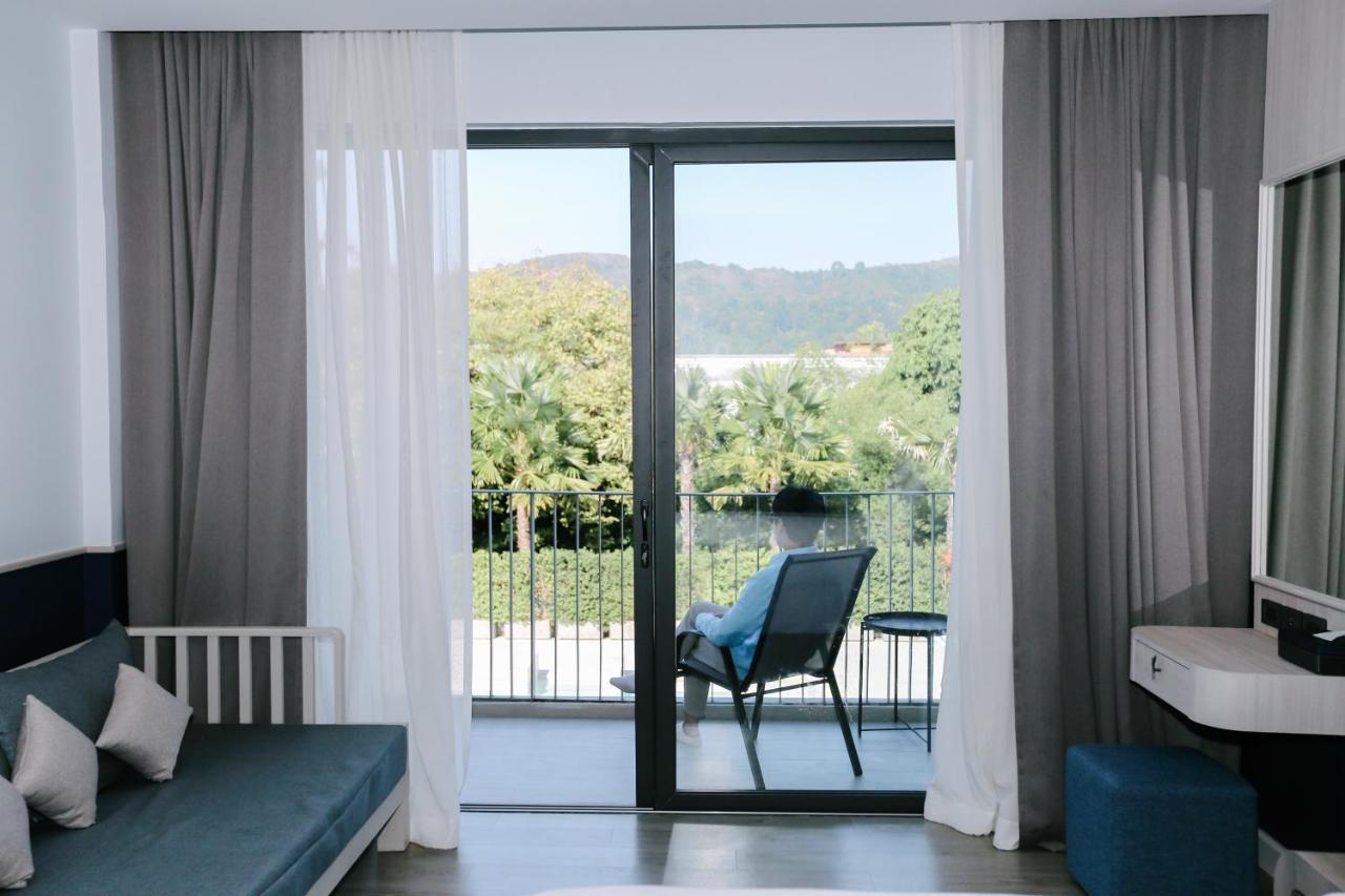 Seabed Grand Hotel Phuket - Sha Extra Plus Екстер'єр фото A room at the hotel