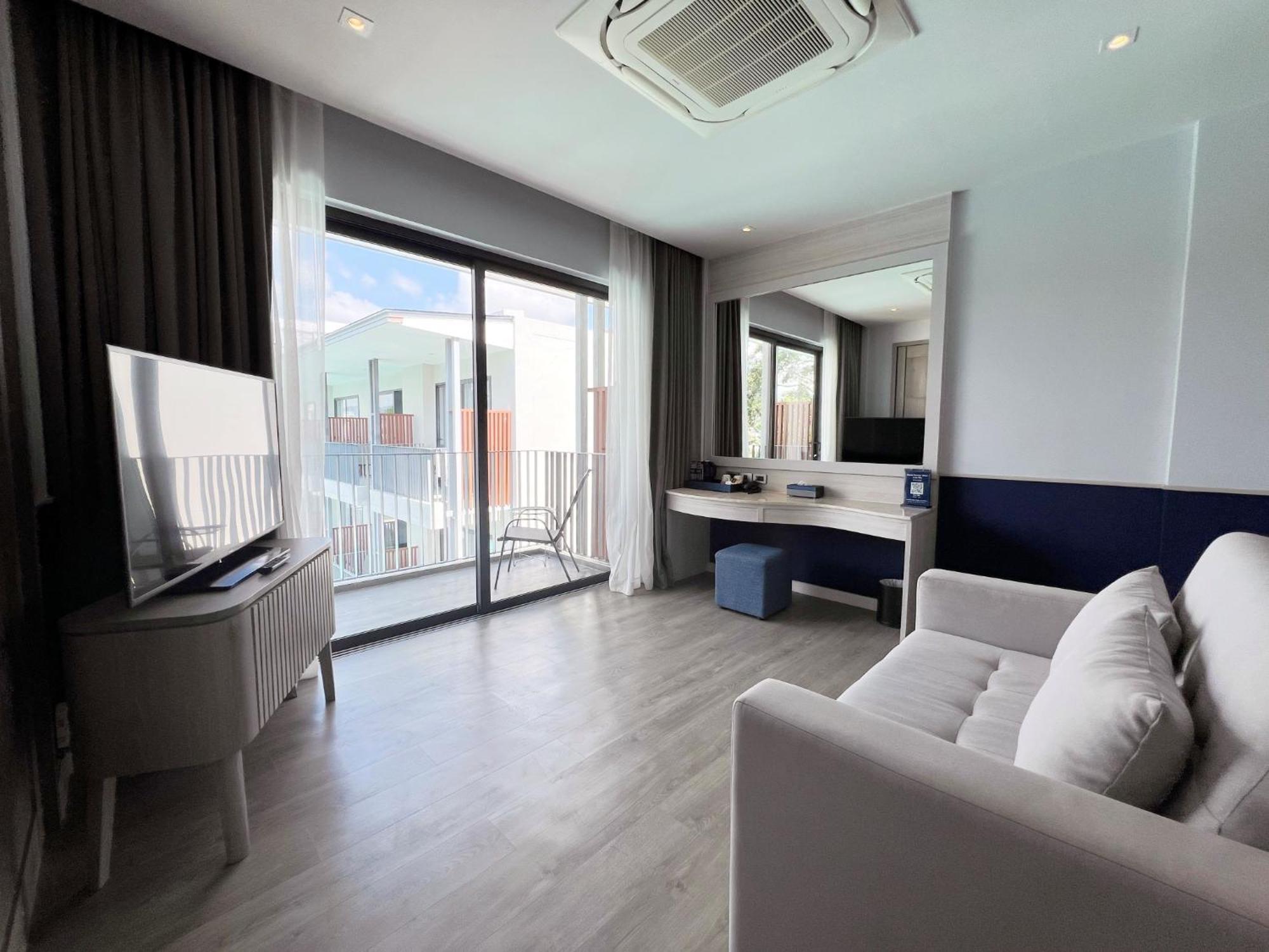 Seabed Grand Hotel Phuket - Sha Extra Plus Екстер'єр фото A room at the hotel