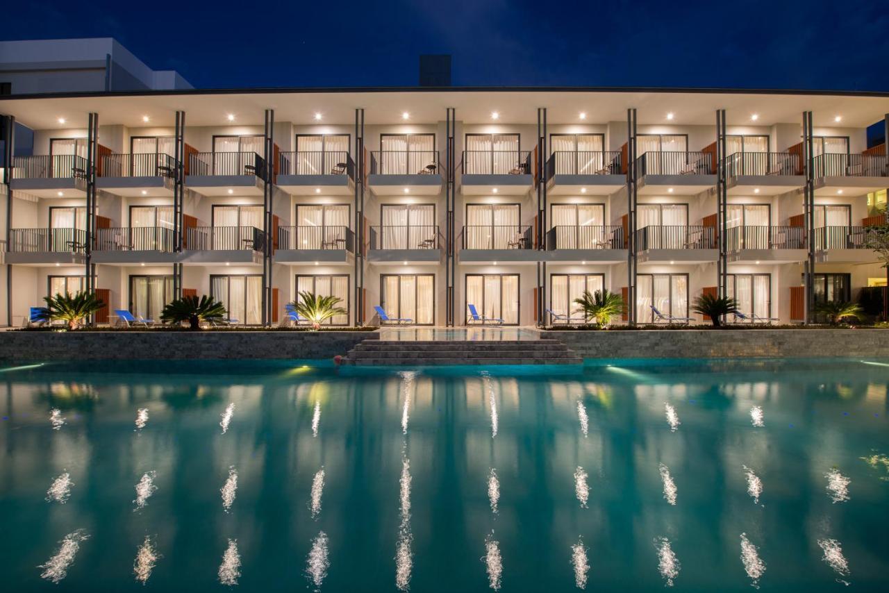 Seabed Grand Hotel Phuket - Sha Extra Plus Екстер'єр фото The hotel at night